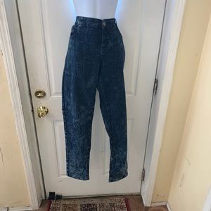 Women Fashion to Figure Acid Wash Jeans.
